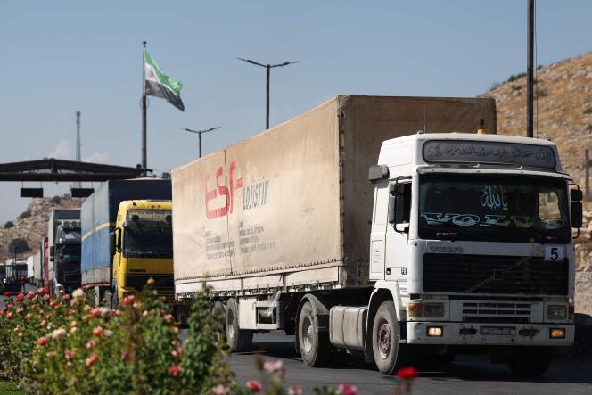 Un convoy que transporta ayuda humanitaria llega a Siria después de cruzar el cruce fronterizo de Bab Al-Hawa con Turquía, el 19 de septiembre de 2023.