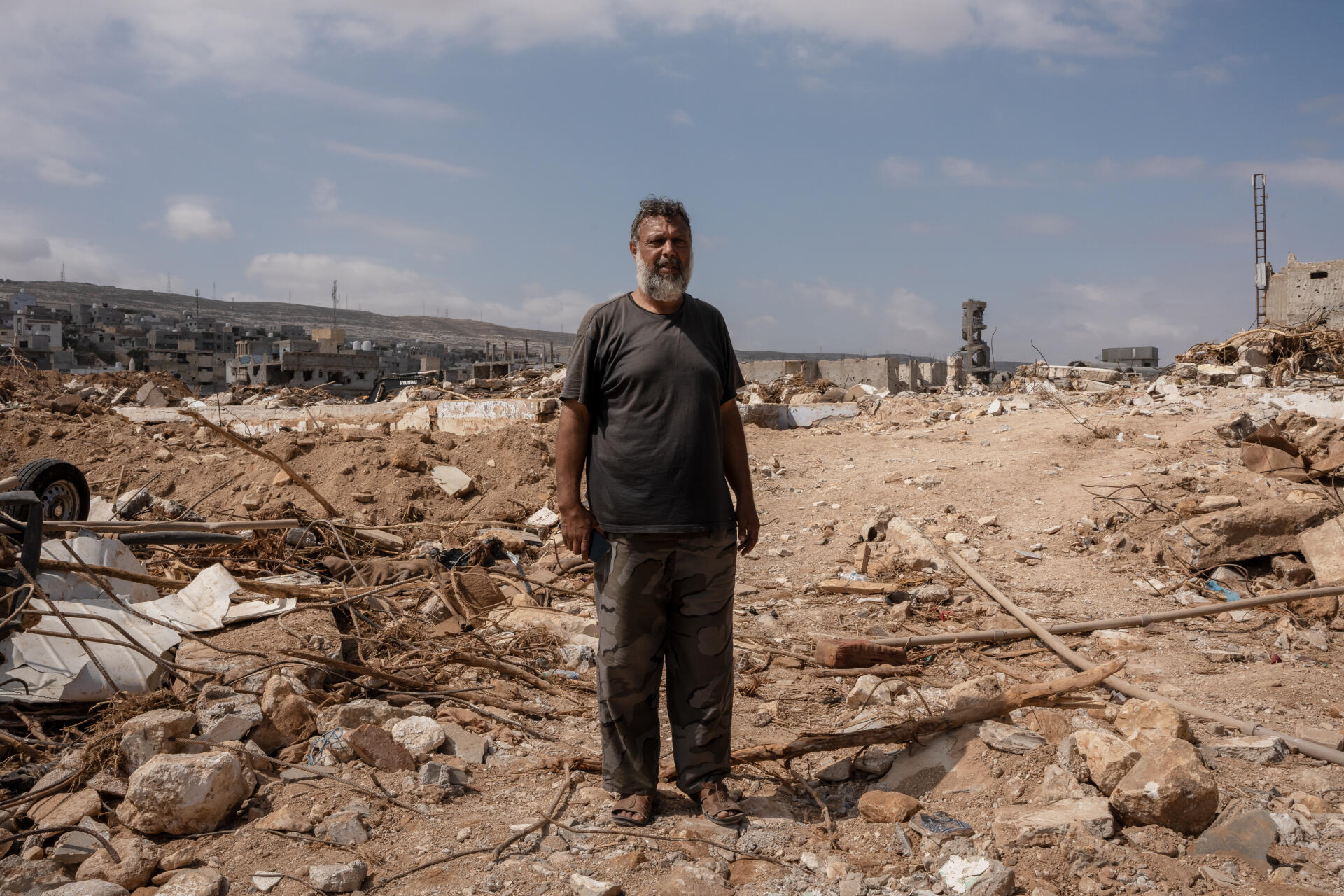Guelani, survivant de la tempête, au milieu des décombres à Derna (Libye), le 19 septembre 2023.