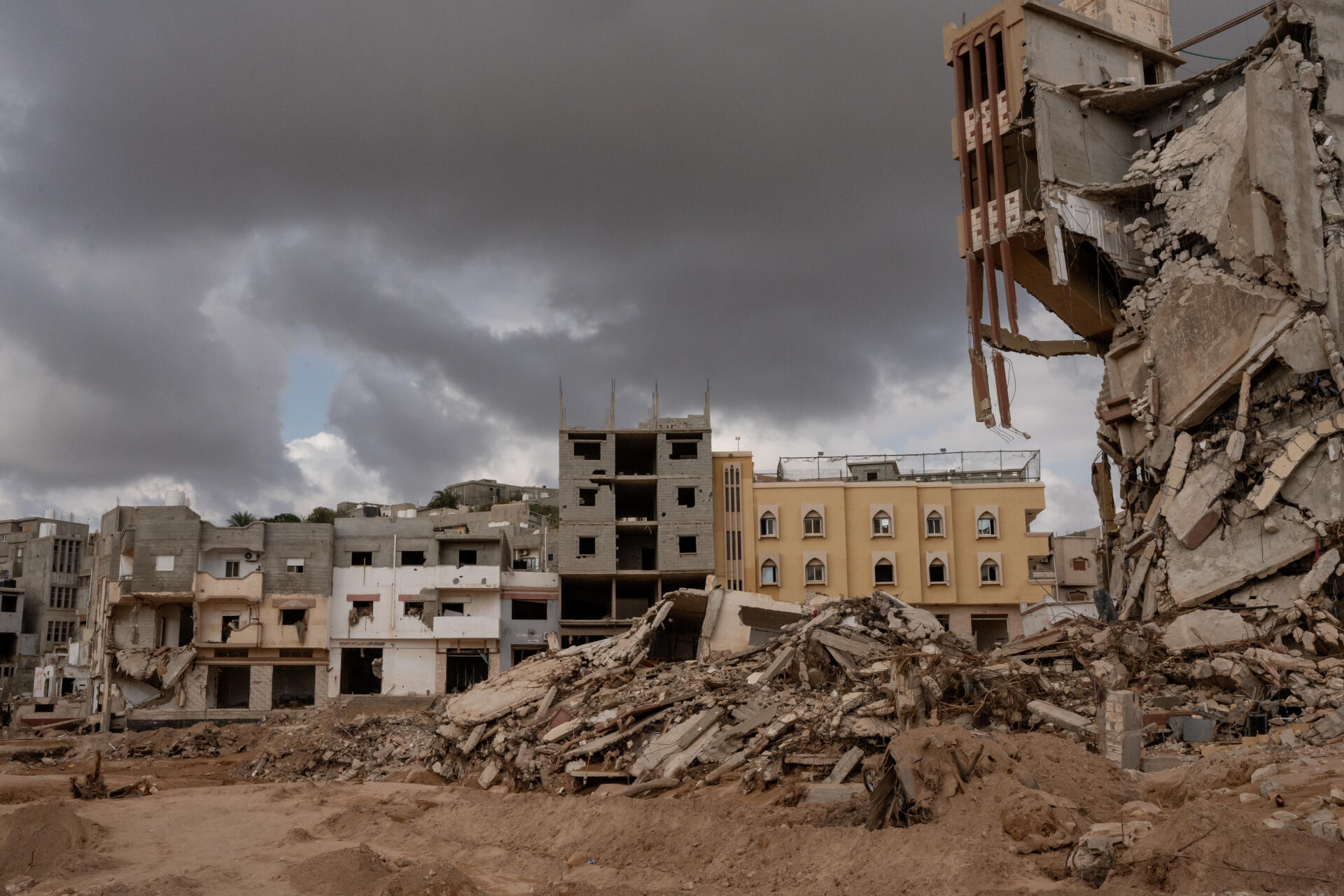 Des bâtiments détruits dans la partie la plus affectée après la tempête, à Derna (Libye), le 19 septembre 2023.