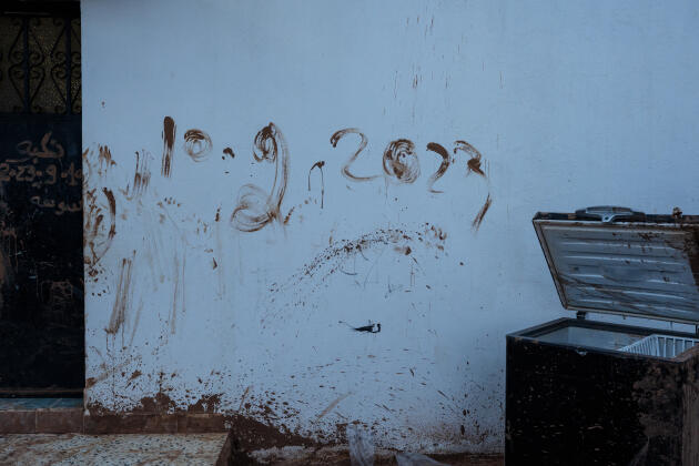 La date de la tempête, "10.9.2023", écrit à la boue sur le mur d'une maison à Soussa (Libye), le 19 septembre 2023. 
