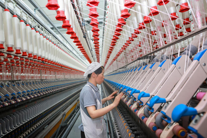 Dans une usine textile à Nantong (Chine), le 14 septembre 2023.
