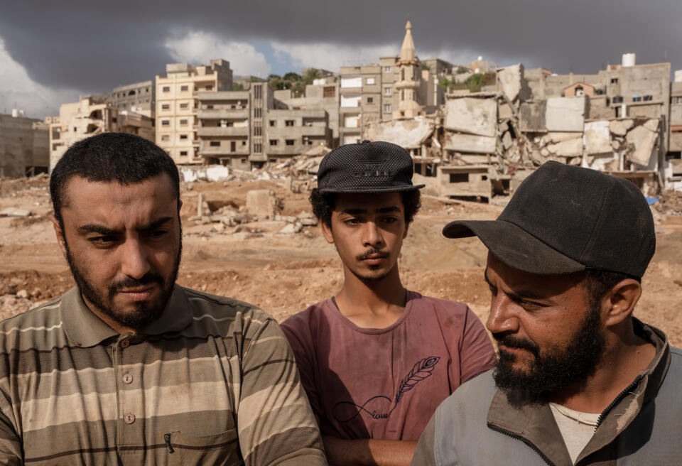 Oussama, 20 ans, volontaire et habitant de la zone détruite qui a failli mourir le jour de la tempête (gauche), à Derna, Libye, le 19 septembre 2023. Depuis qu'il a commencé à sauver des gens, déterrer des corps et creuser des voies d'accès avec ses voisins, il se sent très délaissé. ADRIENNE SURPRENANT / MYOP POUR « LE MONDE »