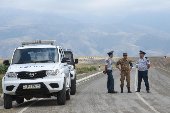 Des policiers arméniens surveillent l’entrée du corridor de Lachine le 30 août 2023. 