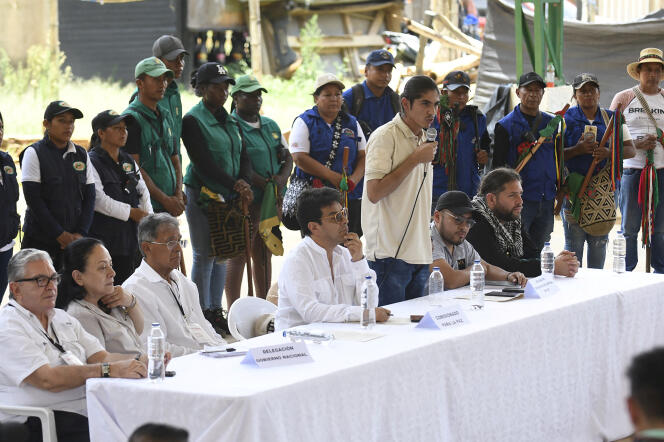 Andrey Avendaño, principal negociador del Estado Mayor Central (EMC) de las FARC, durante el anuncio de conversaciones de paz entre su grupo y el gobierno colombiano, en Suárez, Colombia, el 19 de septiembre de 2023.