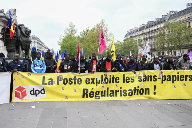 Manifestation de travailleurs, à Paris, le 29 avril 2023.