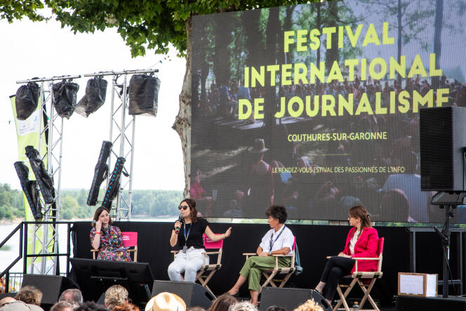Léa Salamé, Laurence Bloch y Aurore Bergé, durante un debate sobre la radiodifusión pública moderado por Elise Racque, de “Télérama”, el 16 de julio en Couthures-sur-Garonne.