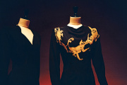 Une robe du soir du créateur américain Adrian, issue de la collection d’Azzedine Alaïa, au Palais Galliera, le 13 septembre 2023.