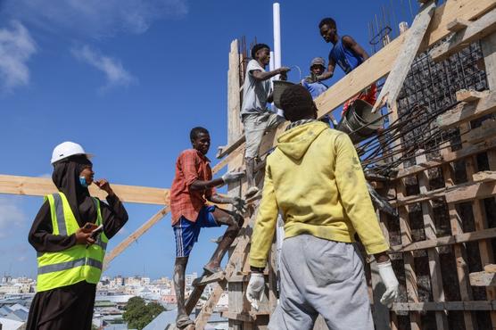 L’ingénieure Fathi Mohamed Abdi supervise un chantier de construction à Mogadiscio, le 13 août 2023.