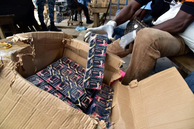 Saisie policière de comprimés de tramadol, un antidouleur générique contrefait sur le marché d’Adjamé, à Abidjan, en mai 2017. 