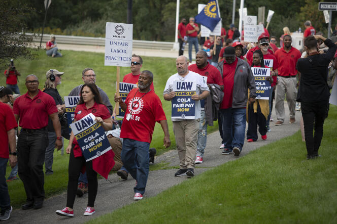 Miembros y partidarios de United Auto Workers se reúnen frente a la sede de Stellantis North America el 20 de septiembre de 2023 en Auburn Hills, Michigan.