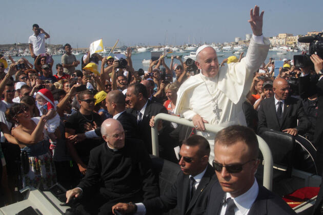 Le pape François, lors de son arrivée sur l’île de Lampedusa, le 8 juillet 2013.