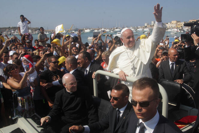 Le pape François, lors de son déplacement sur l’île italienne de Lampedusa, le 8 juillet 2013.