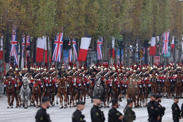 Les gardes républicains à cheval participent à la cérémonie de bienvenue pour Charles III et Camilla sur l’avenue des champs-Elysées. 