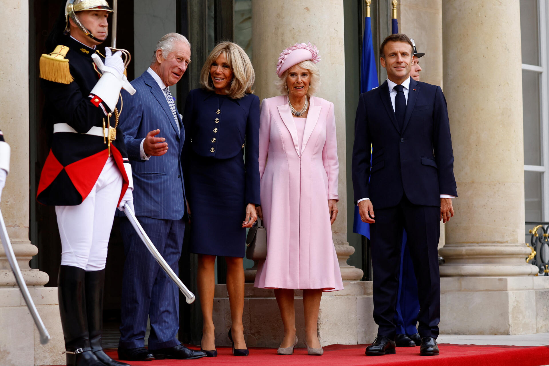Charles III, Brigitte Macron, Camilla et Emmanuel Macron sur le perron de l’Elysée, à Paris, le 20 septembre 2023. 