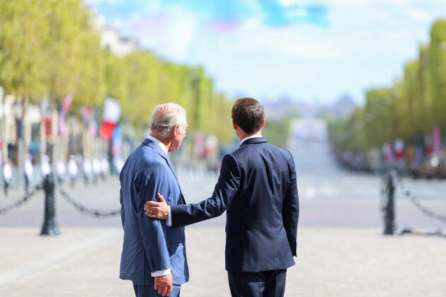 Le souverain britannique et le président français regardent la Patrouille de France, le 20 septembre 2023.