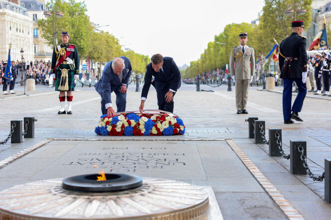 Le roi Charles III et Emmanuel Macron déposent une gerbe devant la flamme de la tombe du Soldat inconnu, sous l’Arc de triomphe, à Paris, le 20 septembre 2023.