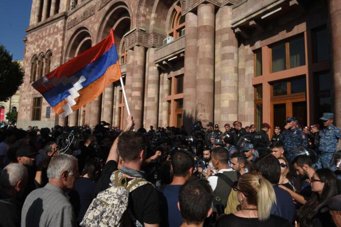 Des manifestants se rassemblent dans le centre d’Erevan le 20 septembre 2023, alors que les séparatistes du Haut-Karabakh et les autorités azerbaïdjanaises ont annoncé qu’ils cesseraient les hostilités, marquant ainsi la fin d’une opération « anti-terroriste » lancée un jour plus tôt par les forces azerbaïdjanaises dans la région séparatiste.