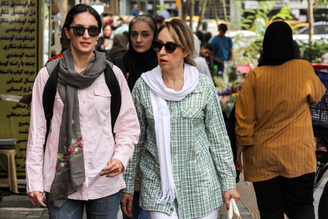 Mujeres caminan por la plaza Vanak en el centro de Teherán el 4 de septiembre de 2023.