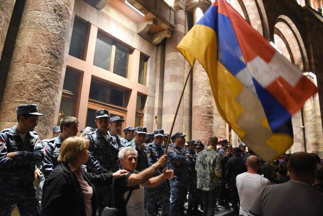 Cientos de manifestantes se reunieron frente a la sede del gobierno armenio y pidieron la dimisión del Sr. Pashinian el martes 19 de septiembre.  Ante los manifestantes, la policía cerró las entradas al edificio gubernamental.  El cordón policial, atacado con botellas, se resistió por la noche a una multitud de manifestantes que lo presionaban para entrar al edificio, cuyas ventanas de la puerta de entrada estaban rotas.