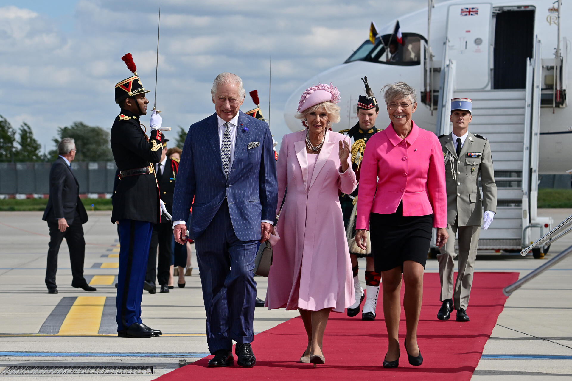 La première ministre française, Elisabeth Borne, a accueilli le roi Charles III et la reine Camilla à leur descente d’avion. 