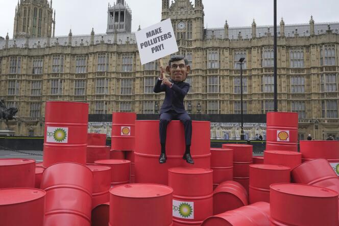 Een demonstrant buiten het Parlement in Londen, dinsdag 19 september 2023.