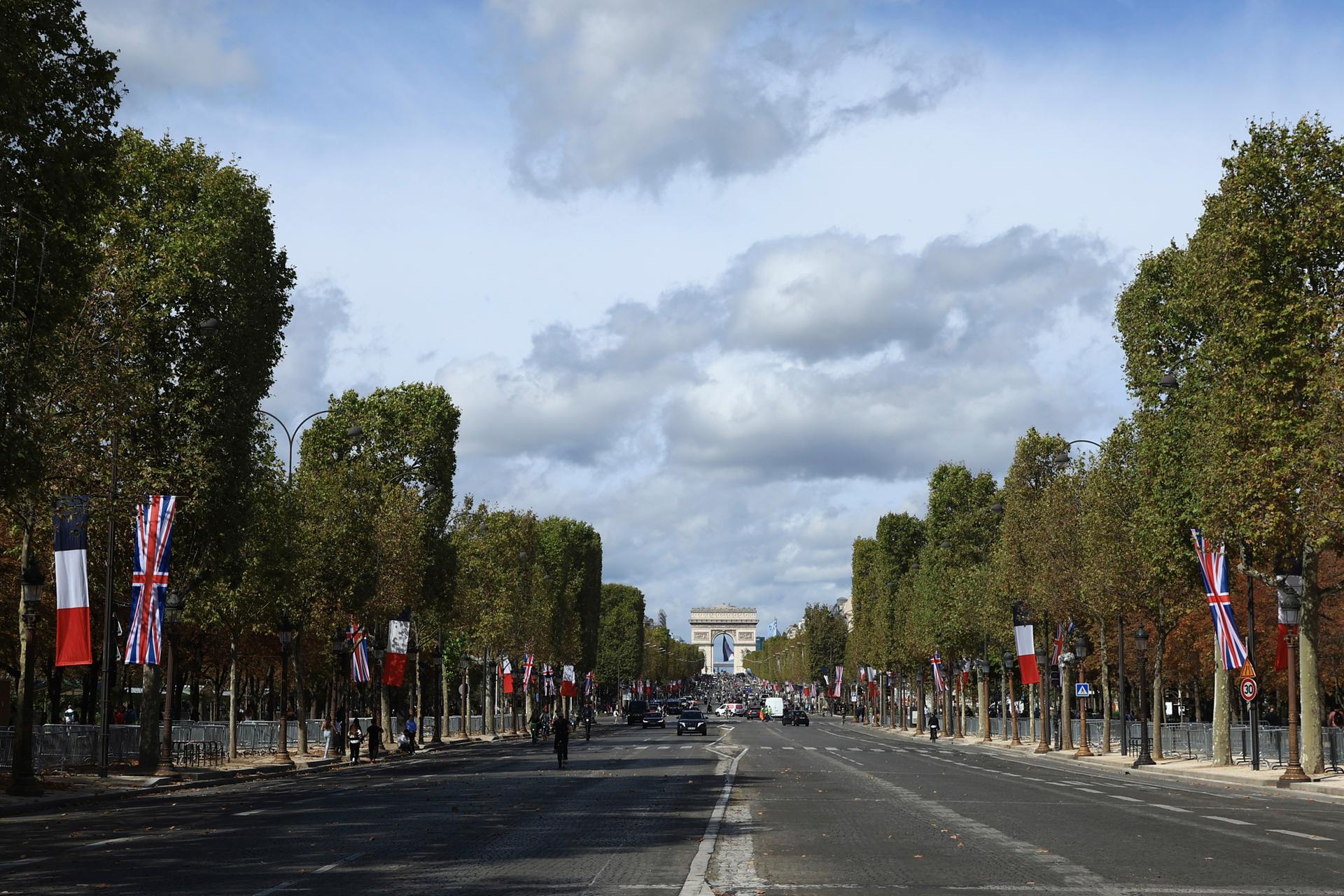 L’avenue des Champs-Elysées est décorée de drapeaux français et britanniques, mercredi 20 septembre 2023 à Paris. La visite commencera par une cérémonie de ravivage de la flamme à l’Arc de triomphe. 