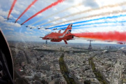 Visite de Charles III : un avion de la Royal Air Force filme son survol de Paris