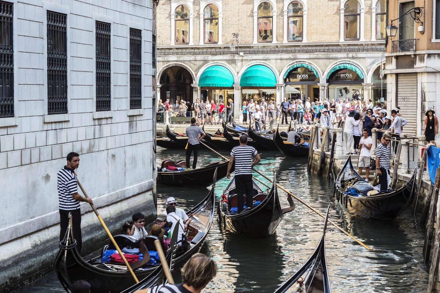 Taxes, quotas, fermeture… De Venise à Lascaux, le casse-tête des touristes de trop