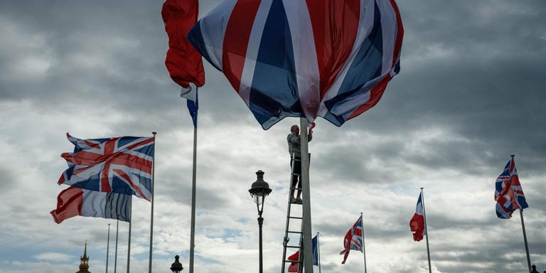 DIMITAR DILKOFF / AFP A worker decorates an area in front of the Hotel des Invalides in central Paris, with French and British national flags, on September 19, 2023, as part of preparations for the upcoming visit of Britain's King Charles III and Queen Camilla in France. (Photo by Dimitar DILKOFF / AFP)
