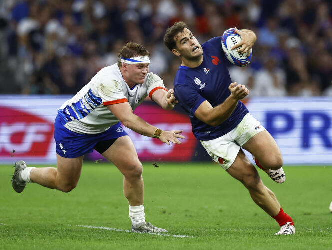 Frenchman Damian Penaud (right) and Namibian Louis van der Westhuizen, during the group A match between the XV of France and Namibia, at the Stade-Vélodrome in Marseille, September 21, 2023. 