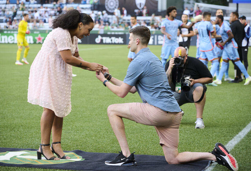 Lors d’une compétition de soccer à Portland, Oregon, USA, le 24 juin 2023, un homme demande en mariage sa petite amie Kyra Smith, qui vient de chanter l’hymne national avant le match opposant les équipes Portland Timbers et New York City.