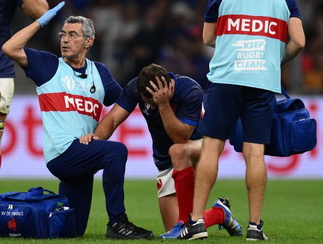 El medio scrum y capitán francés Antoine Dupont recibe tratamiento médico durante el partido de la Copa del Mundo contra Namibia en el Stade-Vélodrome de Marsella el 21 de septiembre de 2023.