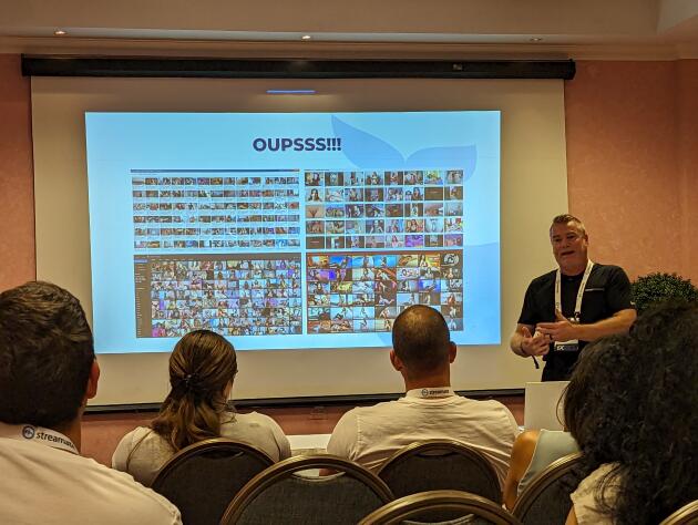Une conférence expliquant comment optimiser la publicité pour des « live shows » sexuels, lors de la Webmaster Access Affiliate Conference, à Limassol (Chypre), le 14 septembre 2023.