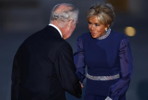 Le roi Charles de Grande-Bretagne et Brigitte Macron se saluent avant un dîner d’État en l’honneur du roi Charles et de la reine Camilla de Grande-Bretagne au château de Versailles, près de Paris, le premier jour de leur visite d’État en France, le 20 septembre 2023.