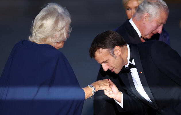 Le président français Emmanuel Macron embrasse la main de la reine Camilla de Grande-Bretagne avant un dîner d’État en l’honneur du roi Charles et de la reine Camilla de Grande-Bretagne au château de Versailles, près de Paris, le 20 septembre 2023.