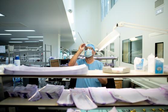 Diego Marfil, né en Espagne, agent de l’équipe de stérilisation de l’hôpital Cochin, le 6 novembre 2020.