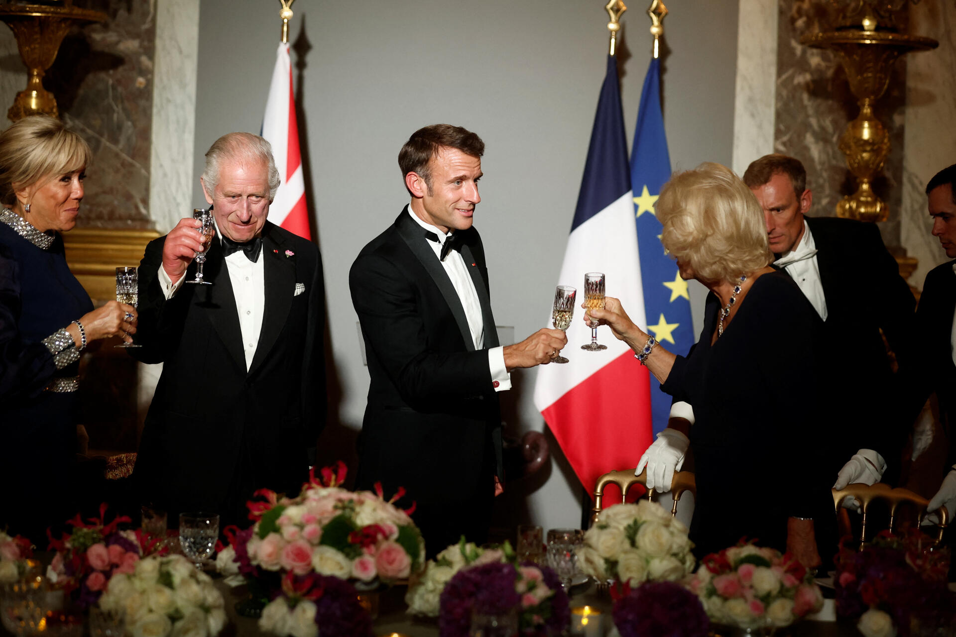 Le président français Emmanuel Macron, son épouse Brigitte Macron, le roi britannique Charles et la reine Camilla portent un toast lors d’un dîner d’État dans la Galerie des Glaces du Château de Versailles à Versailles, près de Paris, le 20 septembre 2023.
