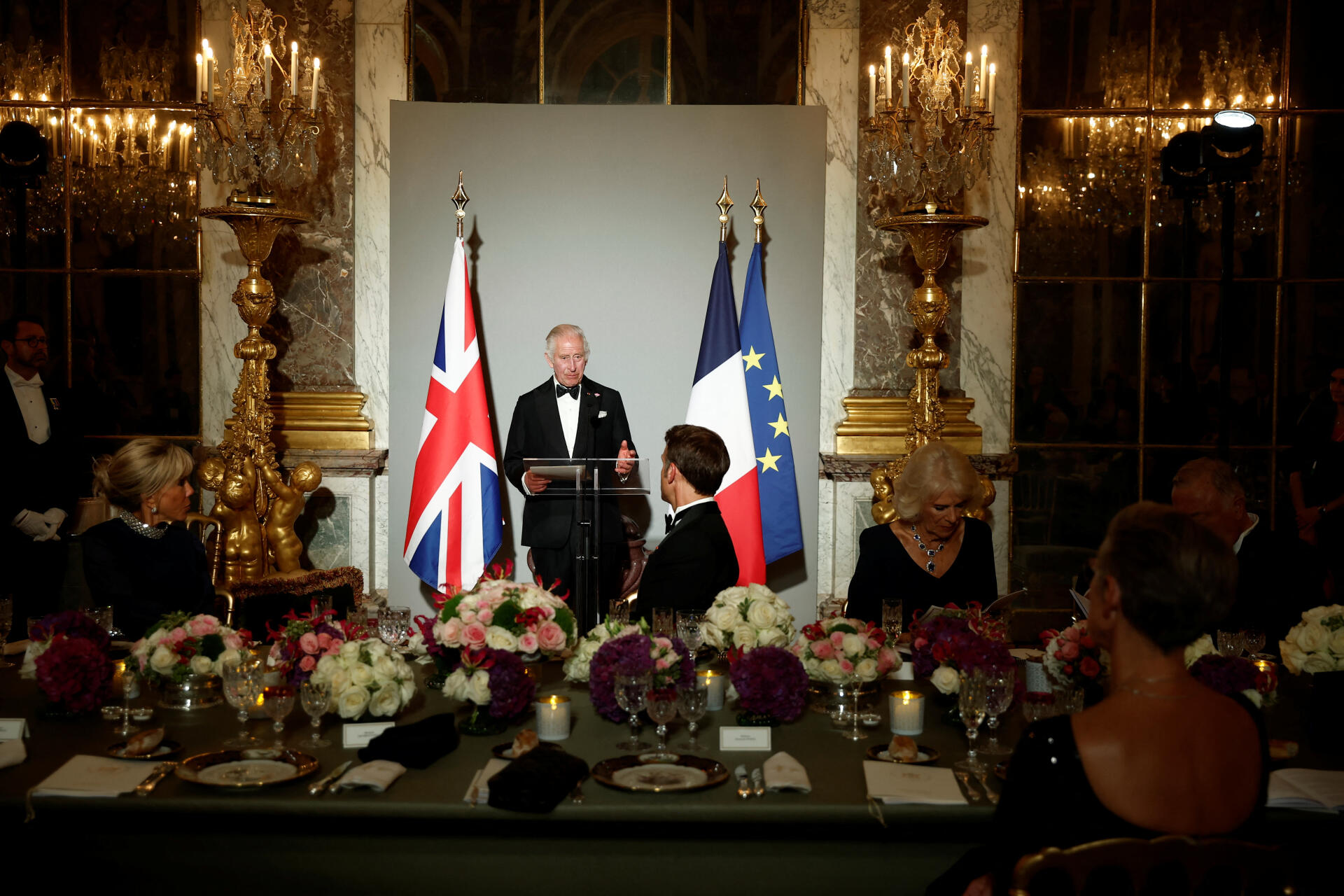 Le roi Charles de Grande-Bretagne prononce un discours lors d’un dîner d’État dans la Galerie des Glaces du Château de Versailles à Versailles, le 20 septembre 2023.
