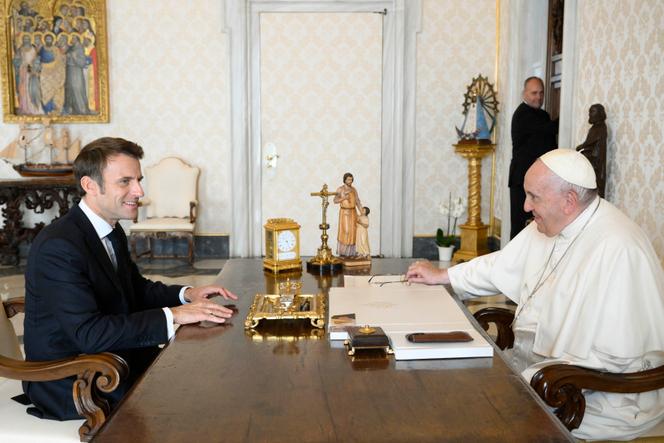 Emmanuel Macron and Pope Francis, during a private audience at the Vatican, October 24, 2022.