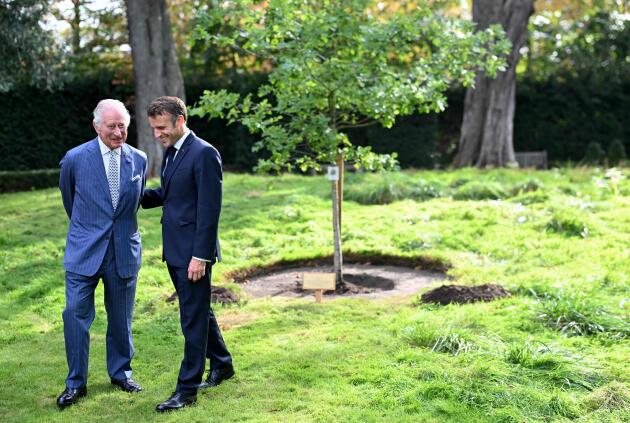 Le roi Charles III de Grande-Bretagne et le président français Emmanuel Macron après la cérémonie de plantation de chênes pour commémorer la visite dans le jardin de la résidence de l’ambassadeur britannique à Paris le 20 septembre 2023.