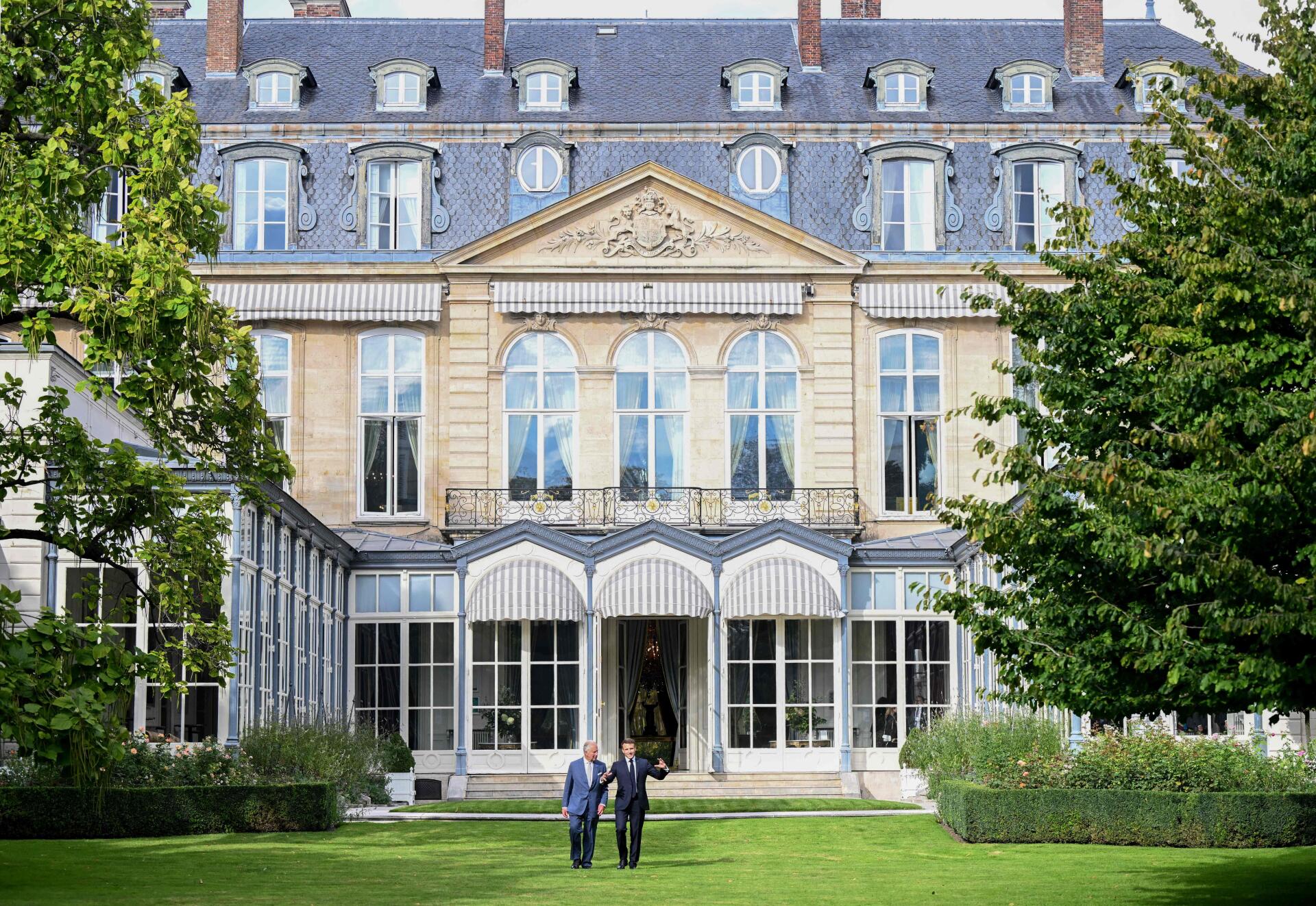 Le roi Charles III de Grande-Bretagne et le président français Emmanuel Macron arrivent pour participer à une cérémonie de plantation de chênes pour commémorer la visite dans le jardin de la résidence de l’ambassadeur britannique à Paris le 20 septembre 2023.