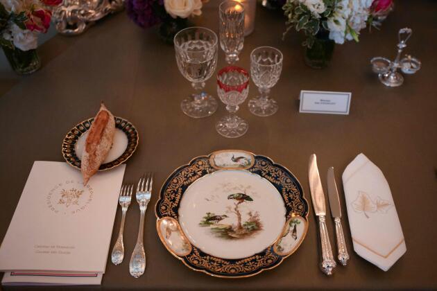 La table dressée pour le dîner préparé en l’honneur de la visite officielle du roi Charles III et de la reine consort Camilla au château de Versailles, le 20 septembre 2023.