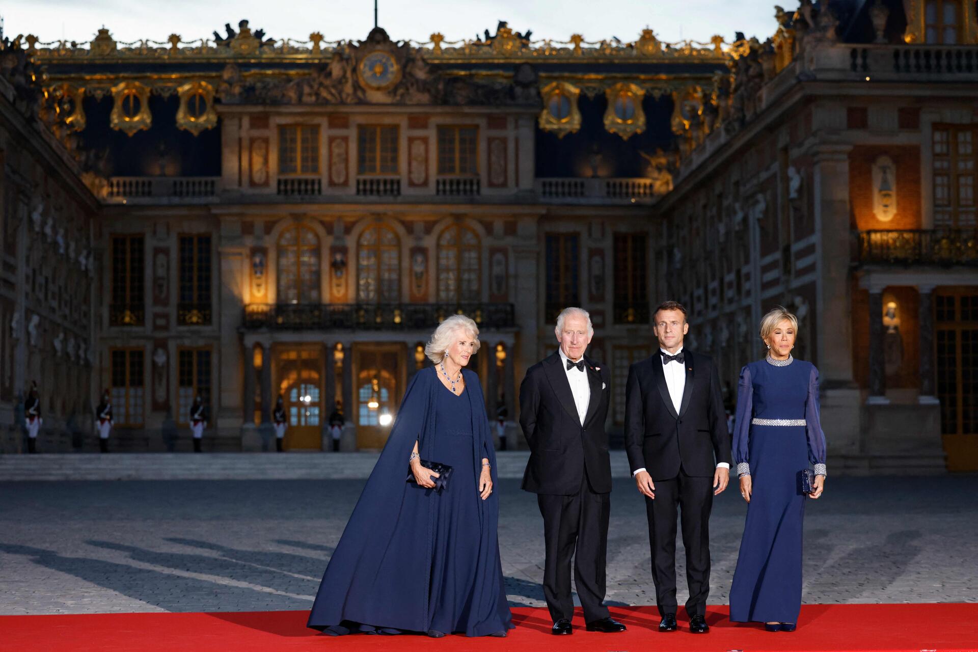 La reine Camilla de Grande-Bretagne, le roi Charles III de Grande-Bretagne, le président français Emmanuel Macron et l’épouse du président français Brigitte Macron arrivent pour assister à un banquet d’État au château de Versailles, à l’ouest de Paris, le 20 septembre 2023.