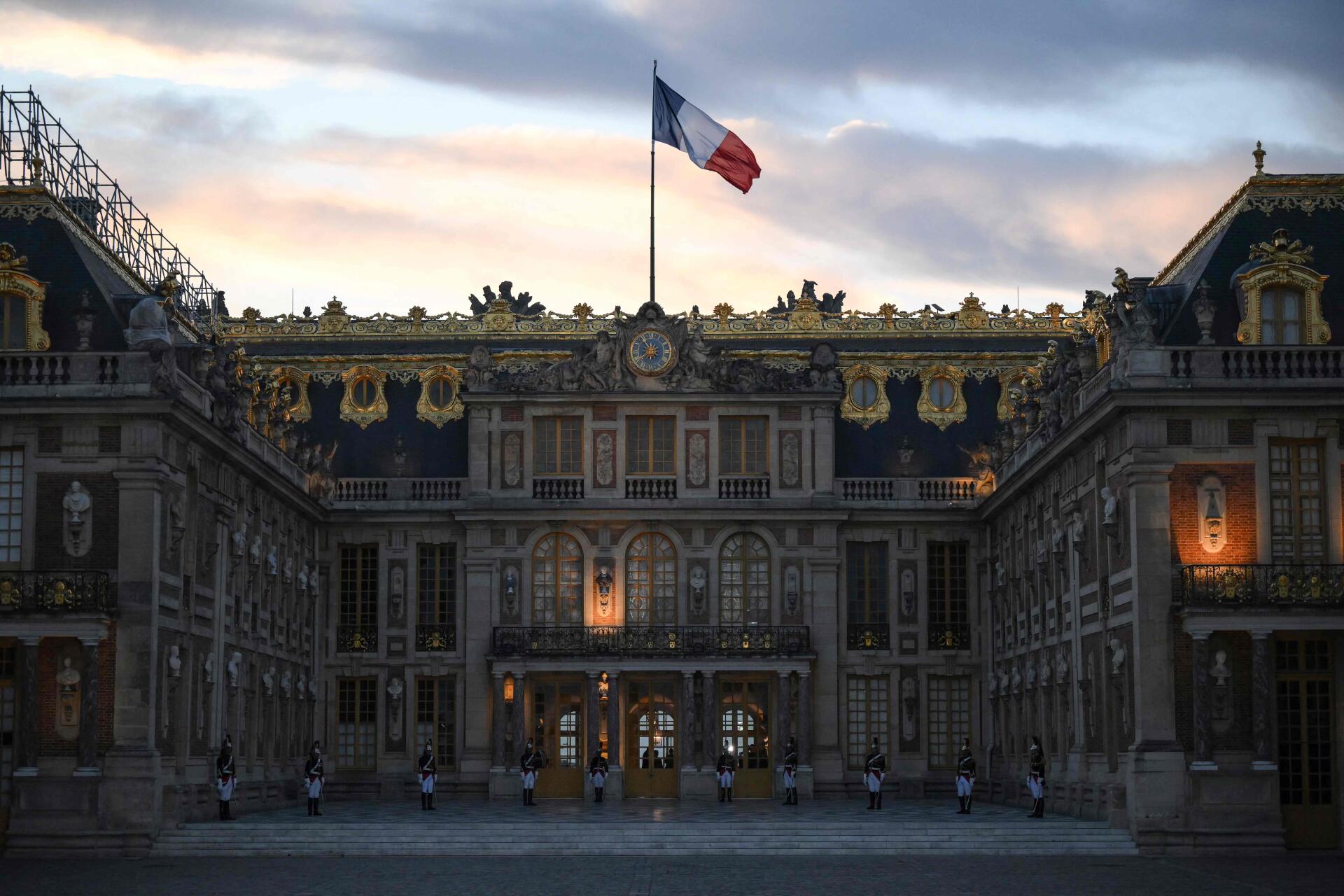 La Garde républicaine française est au garde-à-vous au château de Versailles, le 20 septembre 2023.