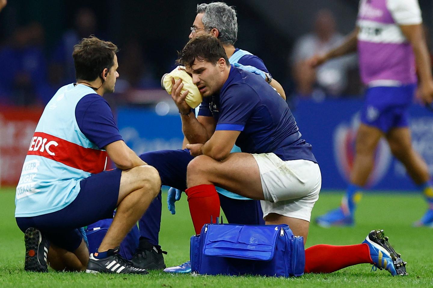 Les craintes pour Antoine Dupont éclipsent la performance record du XV de France face à la Namibie lors de la Coupe du monde de rugby