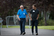 Rupert Murdoch et son fils Lachlan Murdoch, à Sun Valley (Idaho), le 13 juillet 2017.