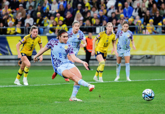 La española Mariona Caldentey marca el tercer gol de Suecia desde el punto de penalti durante el partido de la Liga Femenina de Naciones de la UEFA entre Suecia y España en Gotemburgo (Suecia), el 22 de septiembre de 2023.