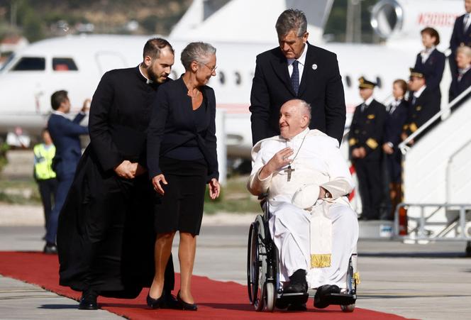 Pope Francis is welcomed by French Prime Minister Elisabeth Borne as he arrives at Marseille Airport, in Marignane, France, September 22, 2023.