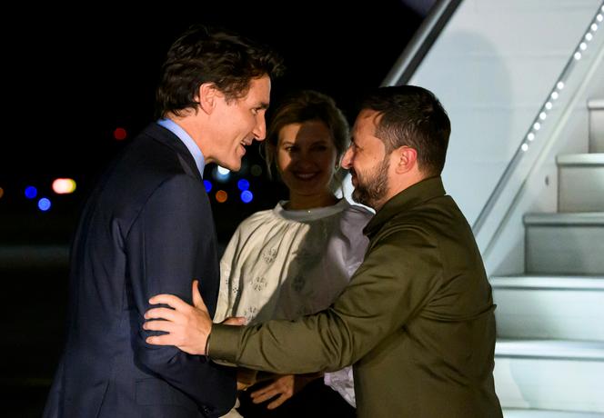 Justin Trudeau greets Volodymyr Zelenskyy and his wife Olena Zelenska, as they arrive in Ottawa on September 21, 2023