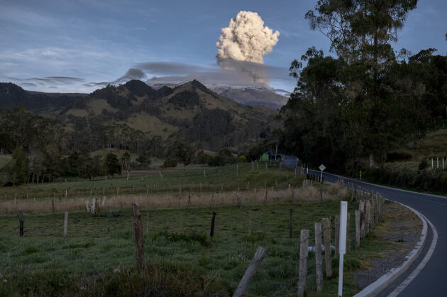 Una fumarola se eleva desde el volcán Nevado del Ruiz, Colombia, el 25 de julio de 2023.